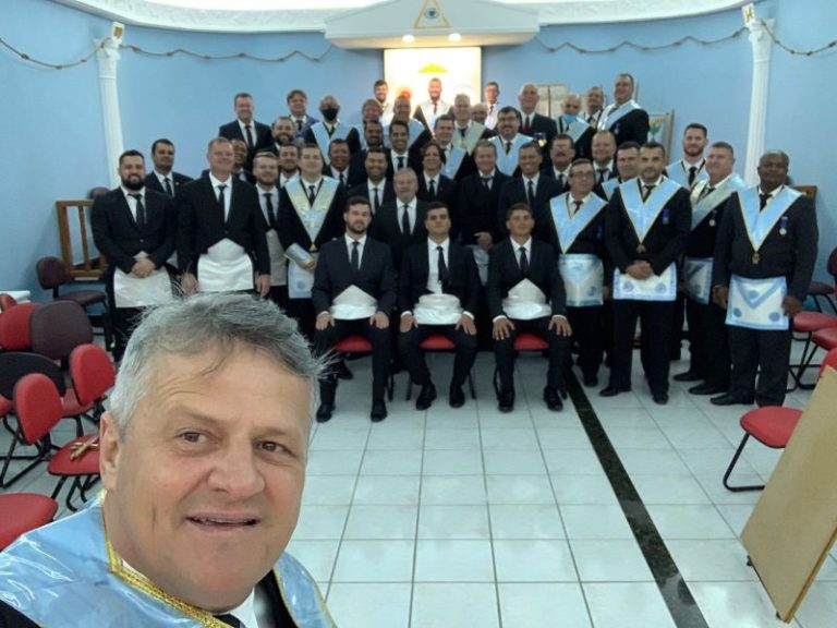 ARLS MAGALHÃES E ESPÍNDOLA RECEBE MAIS TRÊS IRMÃOS NO SEU QUADRO DE OBREIROS ARLS MAGALHÃES E ESPÍNDOLA RECEBE MAIS TRÊS IRMÃOS NO SEU QUADRO DE OBREIROS