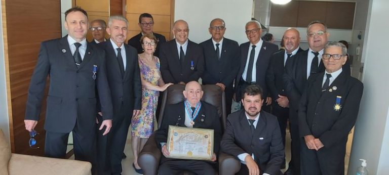 EMOÇÃO MARCA A ENTREGA DA COMENDA DA ORDEM DOM PEDRO I AO IRMÃO ADALTO BERGAMASCHI EMOÇÃO MARCA A ENTREGA DA COMENDA DA ORDEM DOM PEDRO I AO IRMÃO ADALTO BERGAMASCHI