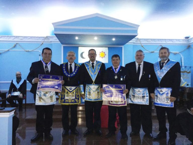 GRÃO-MESTRE ESTADUAL ADJUNTO ENTREGA A COMENDA DA ORDEM DOMINGOS JOSÉ MARTINS NO ORIENTE DE IÚNA GRÃO-MESTRE ESTADUAL ADJUNTO ENTREGA A COMENDA DA ORDEM DOMINGOS JOSÉ MARTINS NO ORIENTE DE IÚNA