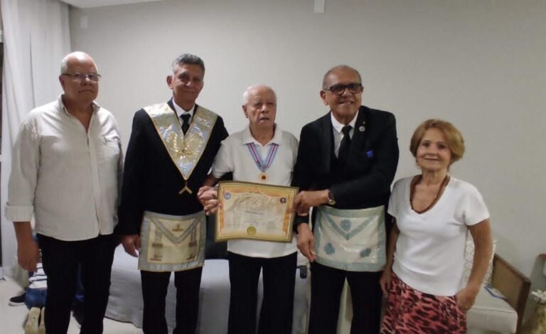 Grão-Mestre Estadual Honorário entrega a Comenda da Ordem do Mérito Dom Pedro I ao irmão Antônio José da Silva