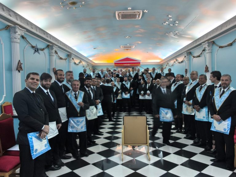 Grão-Mestre Estadual participa de sessão da ARLS 22 de Agosto e entrega comendas a diversos Irmãos