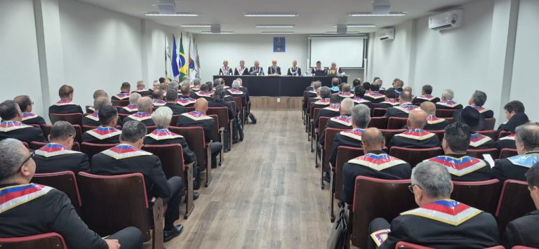 Grão-Mestre Estadual entrega a chave da sede da Poderosa Assembleia Estadual Legislativa